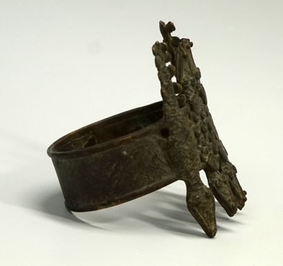 Bracelet de bras en bronze patiné. Il est...