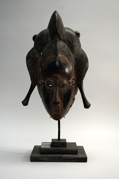 Masque possédant une coiffe élaborée terminée...