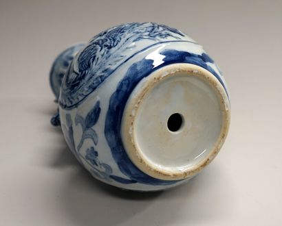 Vase gourde en porcelaine blanc bleu à décor...