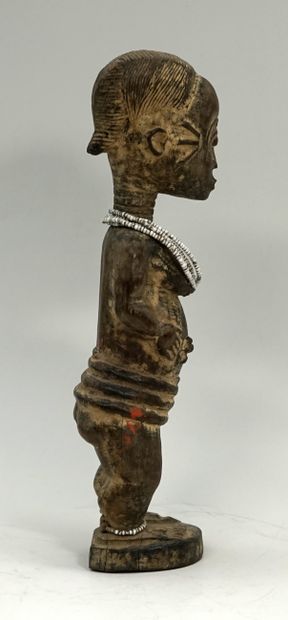 Statuette féminine coiffée de deux chignons...