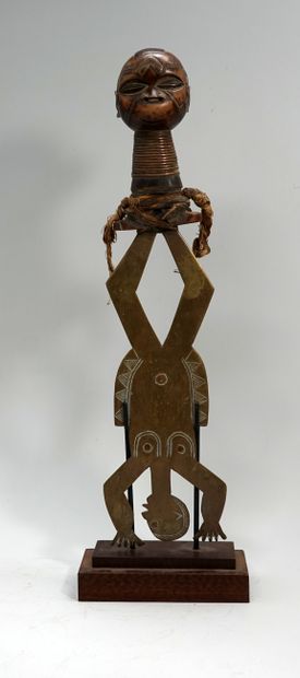 Curieux couteau atypique en laiton et bois....