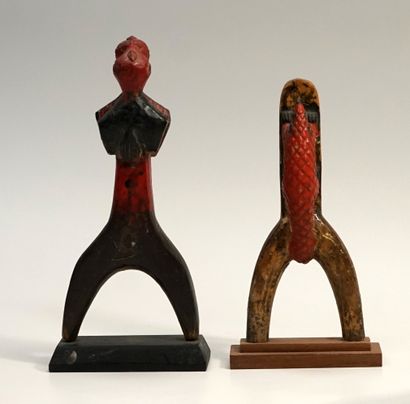 Paire de lance-pierres en bois polychrome...