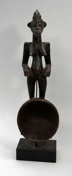 Cuillère présentant un manche anthropomorphe...