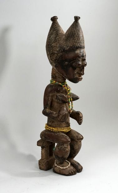 Statuette présentant une figure féminine...