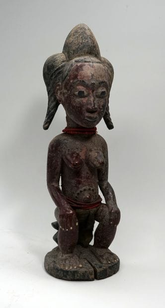 Statuette présentant une femme assise sur...