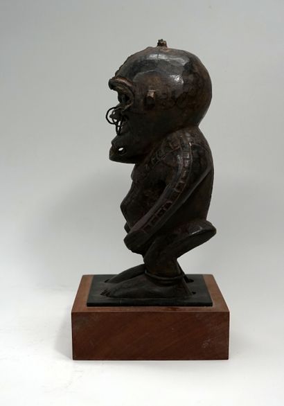 Statuette de singe, la bouche est entrouverte...
