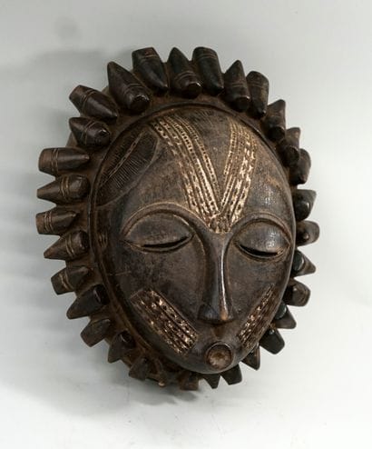 Masque circulaire présentant un visage aux...