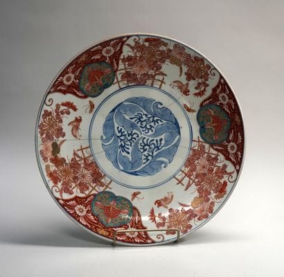 Grand plat creux en porcelaine polychrome...