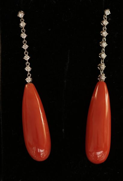 PAIR OF EARRINGS in 18K (750/°°) white gold...