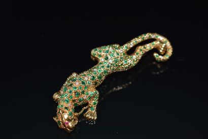 BROCHURE in 18K (750/°°) yellow gold, featuring...