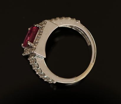 18k (750/°°) white gold RING centered on...
