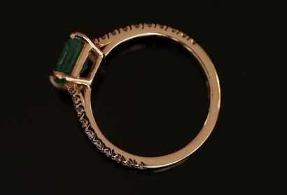 RING in 18K (750/°°) yellow gold centered...