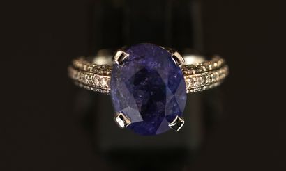 RING in 18k (750/°°) white gold centered...