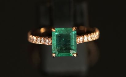 RING in 18K (750/°°) yellow gold centered...