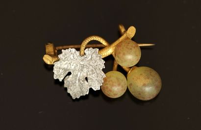 BROCHE en métal et aluminium figurant une...