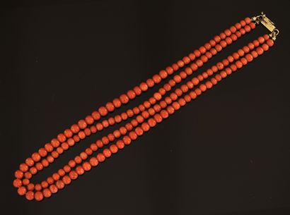 COLLIER composé de 2 rangs de perles anciennes...