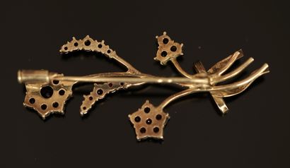 Gilded silver brooch 900/°° featuring a bouquet...