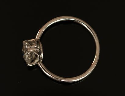 SOLITARY RING in platinum 850/°° centered...