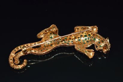 BROCHURE in 18K (750/°°) yellow gold, featuring...