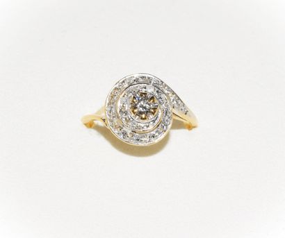 BAGUE en or jaune 18k (750°°), tourbillon...