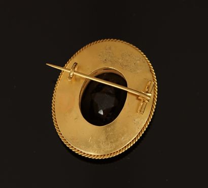 Oval brooch in 14K (585/°°) yellow gold,...