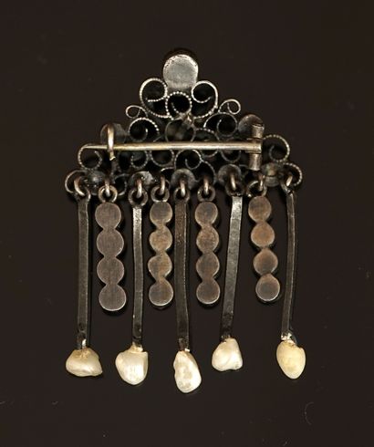 BROCHE en argent min 800/°° et émail de forme...