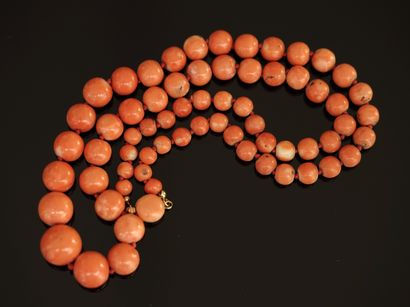 COLLIER composé de boules de corail en chute,...