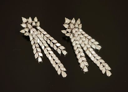 PAIR OF EAR PENDANTS in 18K (750/°°) white...