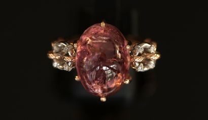 18K (750/°°) rose gold ring centered with...