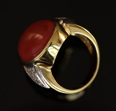 RING in 18K (750/°°) yellow gold centered...