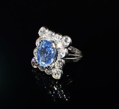 RING in 18K (750/°°) white gold, set with...