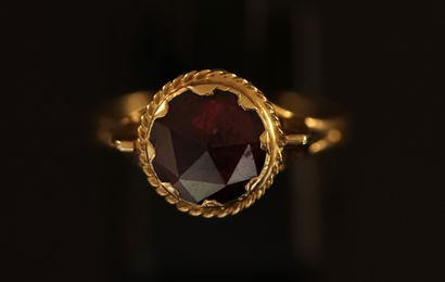RING in 18K (750/°°) yellow gold set with...