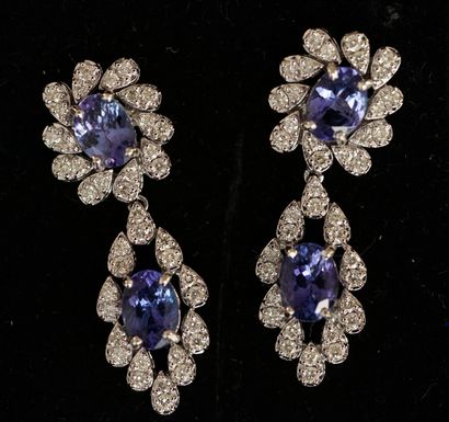 PAIR OF EARPENDANTS in 18k (750/°°) white...