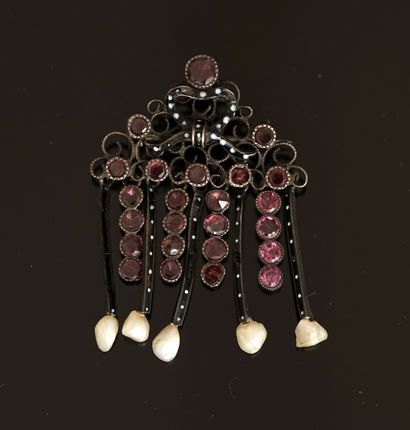 BROCHE en argent min 800/°° et émail de forme...