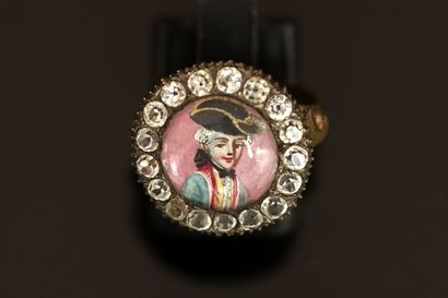 BAGUE en métal doré ornée d'une miniature...