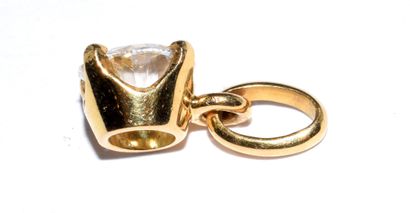 PENDANT in 18K (750/°°) yellow gold set with...