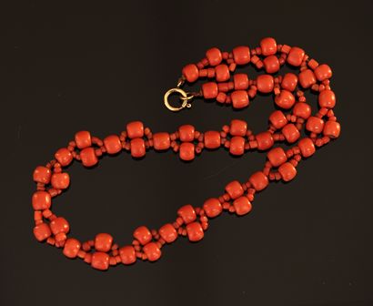 COLLIER tressé composé de perles de corail...