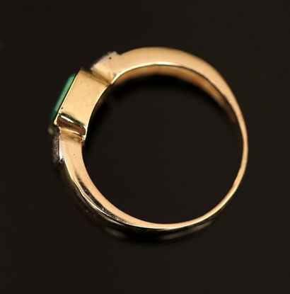 RING in 18k (750/°°) yellow gold centered...
