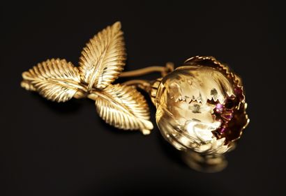 18K (750/°°) yellow gold DROP presenting...