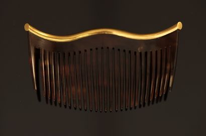 PEIGNE ancien en or 18K (750/°°) et écaille....