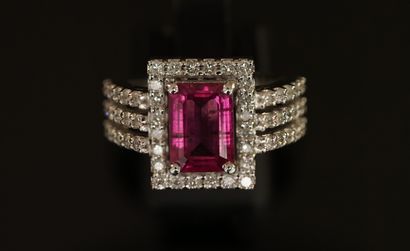 18k (750/°°) white gold RING centered on...