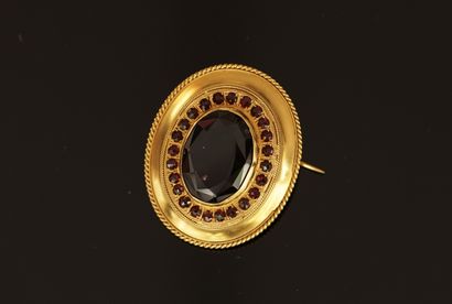 Oval brooch in 14K (585/°°) yellow gold,...