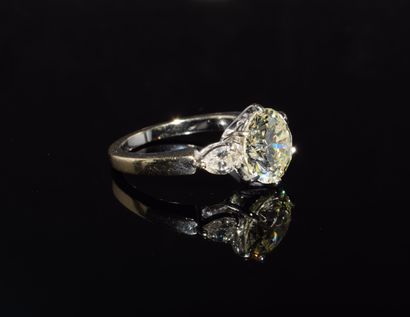 SOLITARY RING in 18K (750/°°) white gold,...