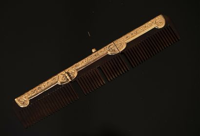 Blond horn folding PEIGNE, set in 18K (750/°°)...
