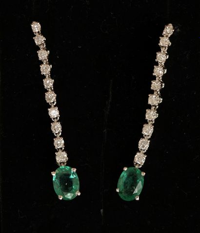 PAIR OF EARRINGS in 18K (750/°°) white gold,...
