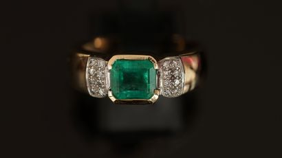 RING in 18k (750/°°) yellow gold centered...