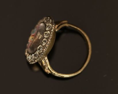 BAGUE en métal doré ornée d'une miniature...