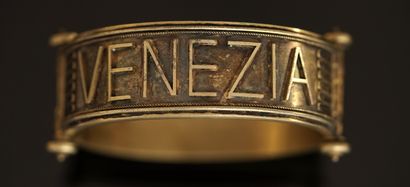BRACELET large rigide ouvrant en argent doré...