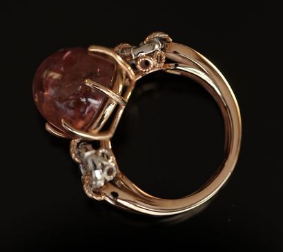18K (750/°°) rose gold ring centered with...