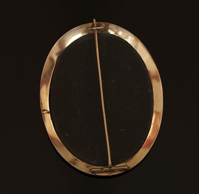 GRANDE BROCHE à monture en or 9k (375/°°)...